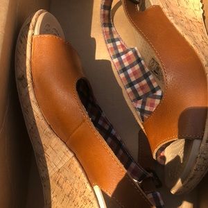 Size 9 women’s brown crocs wedges